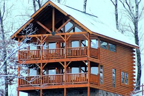 Exterior - *Romantic 2BD Cabin w/ Hot Tub! Foosball + VIEWS!* (Sevierville)