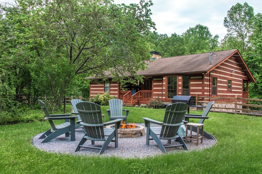 Charming 3BD Cabin w\/ FIRE PIT! Foosball + Jacuzzi