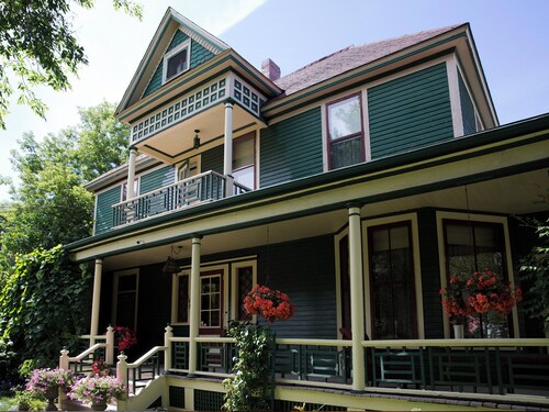 Historical romantic stay! Senator home built in1902. One booking 2 rooms!