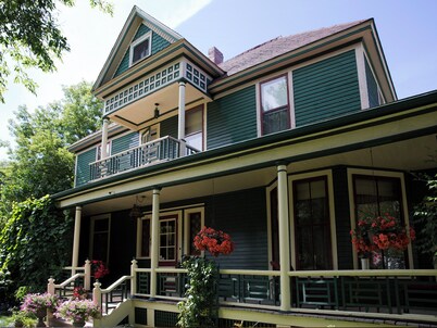 Historical romantic stay! Senator home built in1902. One booking 2 rooms!