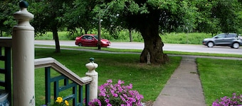 Historical romantic stay! Senator home built in1902. One booking 2 rooms!