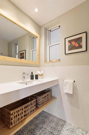 Dusche, Haartrockner, Handtücher, Shampoo