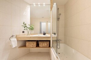Shower, hair dryer, towels, shampoo - La Riera Principal (Barcelona)