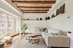 Unclassified image, 2 of 29, button - La Riera Principal (Barcelona)