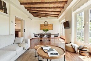 Unclassified image, 3 of 29, button - La Riera Principal (Barcelona)