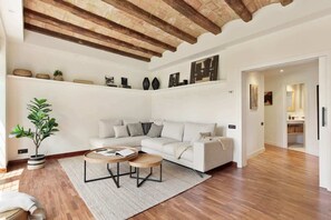 Unclassified image, 4 of 29, button - La Riera Principal (Barcelona)