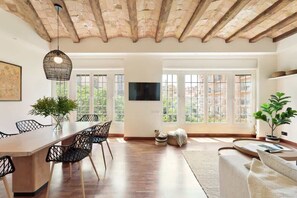 Unclassified image, 5 of 29, button - La Riera Principal (Barcelona)