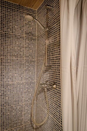 Sèche-cheveux, savon, papier toilette