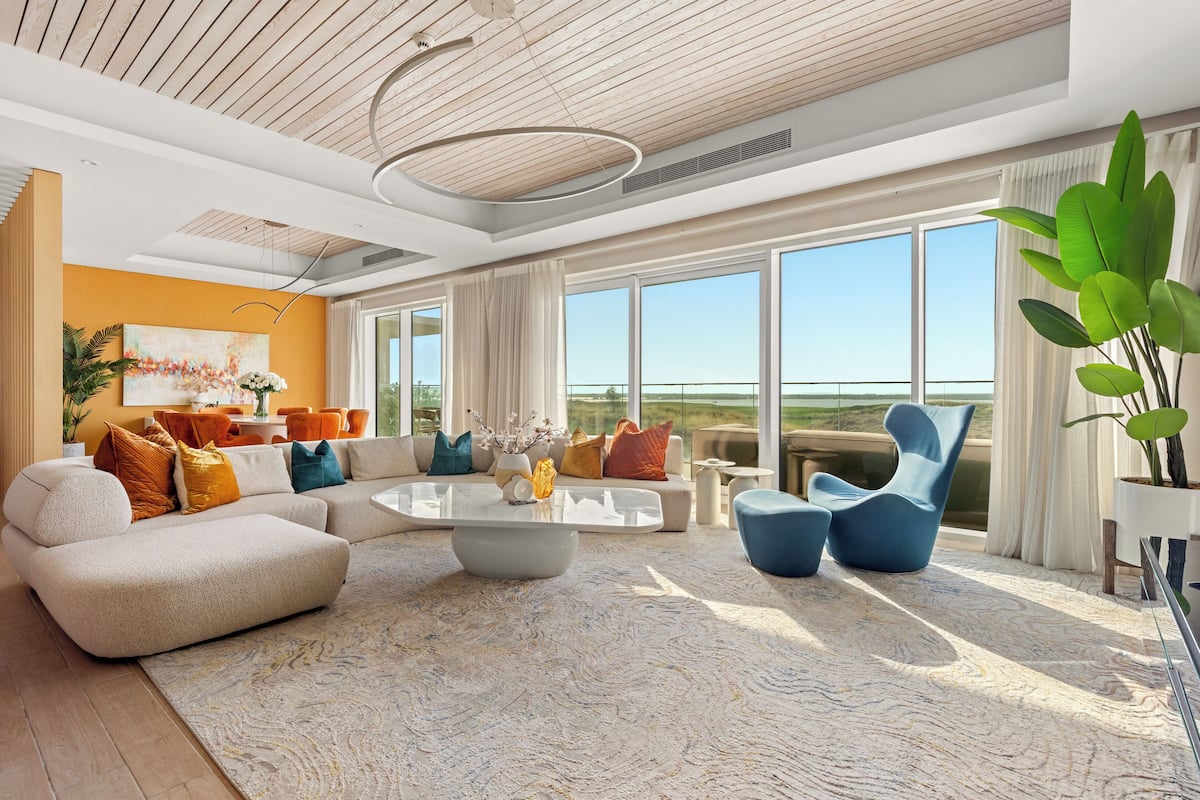 Superior Townhome | Living area