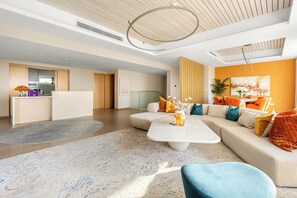 Superior Townhome | Ruang tamu | 50 inci sebuah televisyen pintar dengan digital 