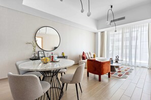Appartement panoramique | Aire de séjour | Téléviseur connecté de 50 po avec télévision numérique