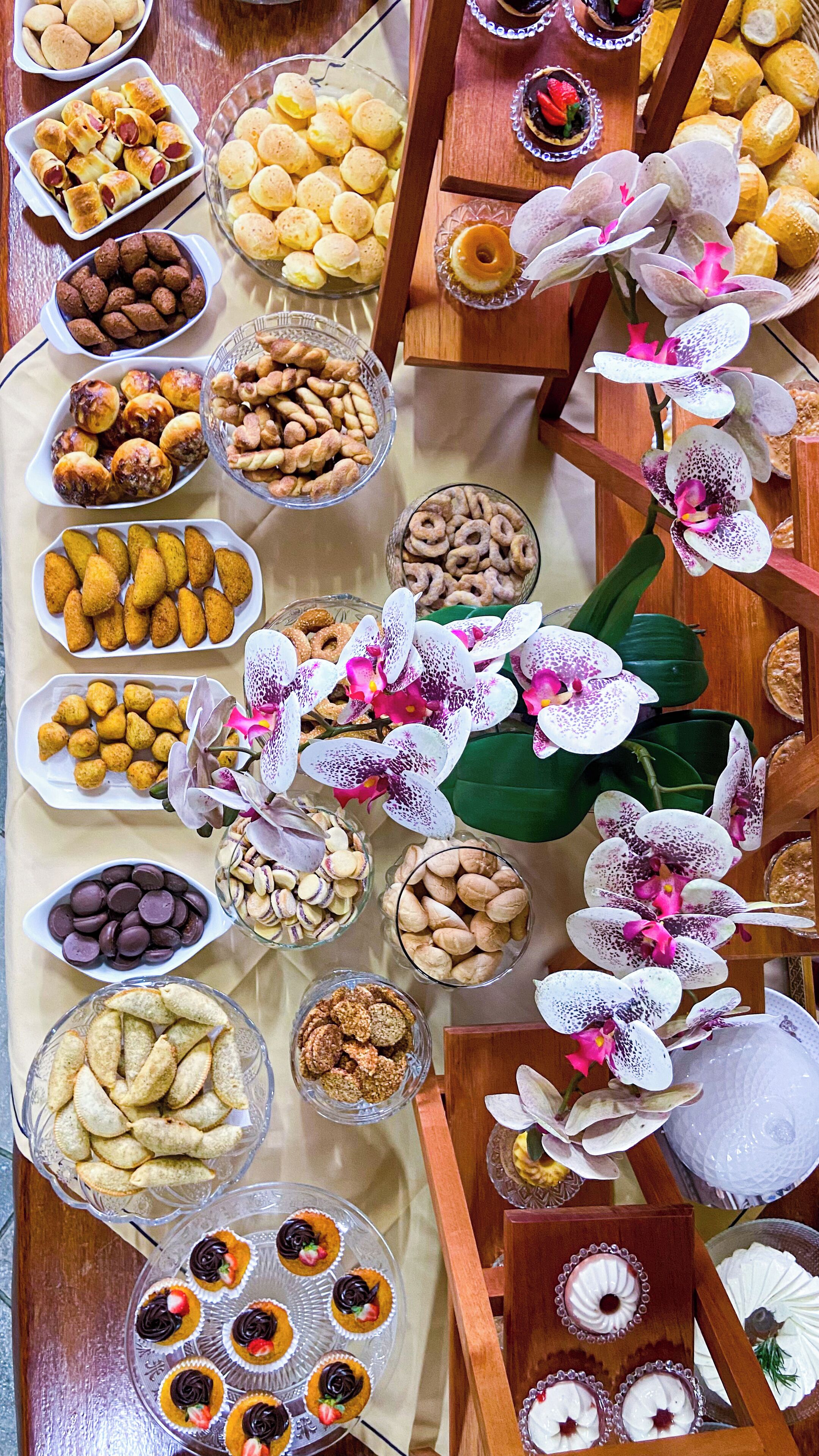 Une variété d’aliments et de fleurs sont disposés sur une table.