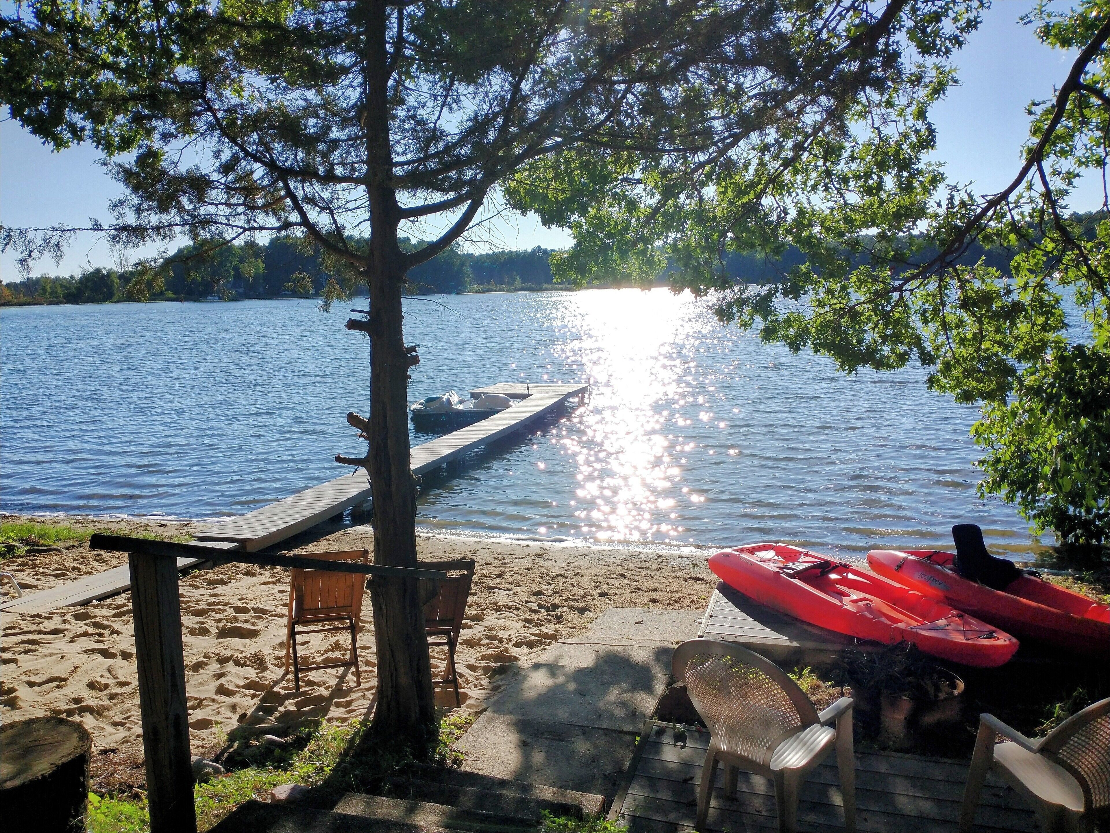 Cozy Waterfront Cottage with Sandy Beach. Family friendly near many attractions.