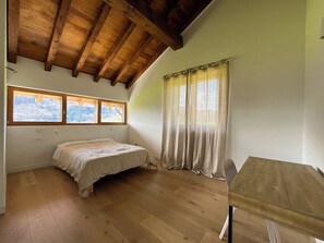 8 bedrooms, iron/ironing board, WiFi, bed sheets