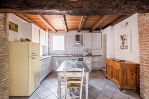 Apartamento | Cocina privada | Frigorífico grande, microondas, horno y placa de cocina