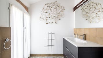 Condo | Banheiro | Chuveiro, secador de cabelo, bidê, toalhas de banho
