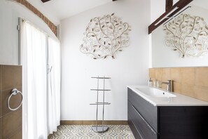 Condo | Bathroom | Shower, hair dryer, bidet, towels - Appartamento San Martino by Wonderful Italy (Bologna)
