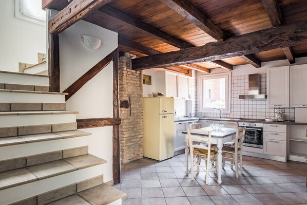 Apartment | Eigene Küche | Großer Kühlschrank, Mikrowelle, Ofen, Herdplatte