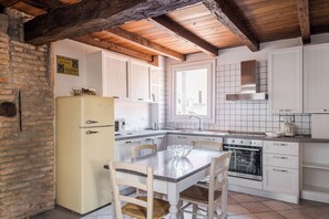 Condo | Cozinha privada | Geladeira grande, micro-ondas, fogão, cooktop