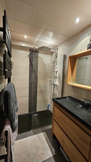 Dusche, Haartrockner, Handtücher, Seife