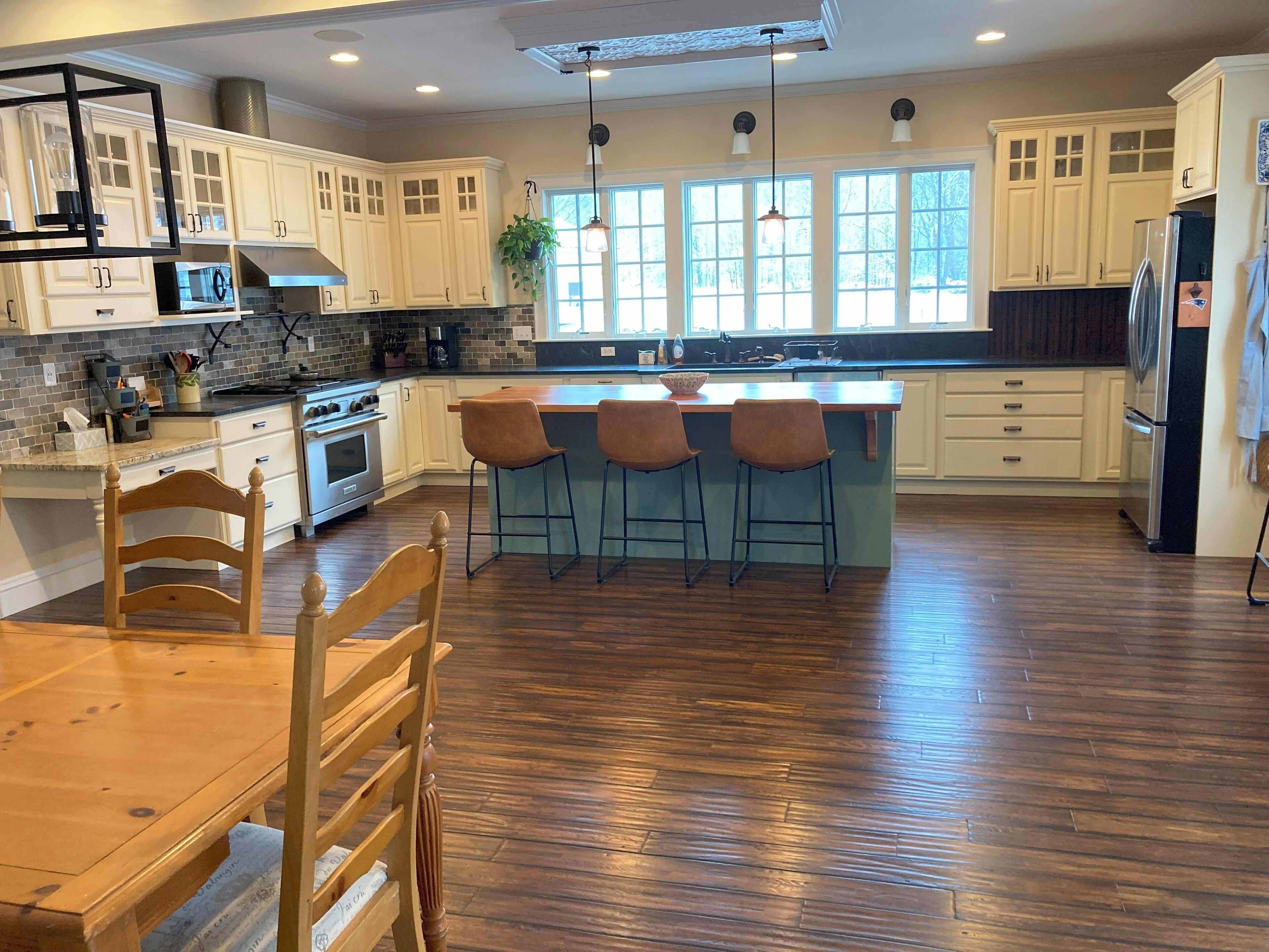 Spacious Farmhouse, quiet country setting, huge kitchen. Great for gatherings!