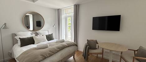 1 habitación, tabla de planchar con plancha, wifi gratis y ropa de cama