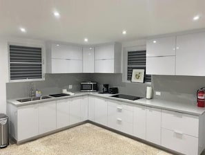 Réfrigérateur, four à micro-ondes, surface de cuisson, cafetière-théière