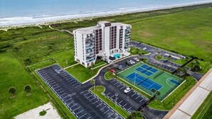Un hôtel à plusieurs étages doté d’un parking et de courts de tennis.
