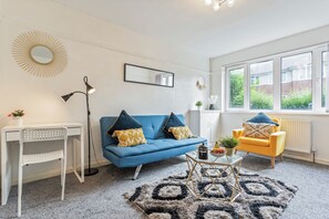 Apartment | Living area | TV, fireplace - 2 Bedroom Apartment - Parking, Wifi, Central (Birmingham)