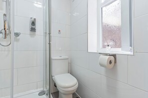 Appartement | Badkamer | Een douche, gratis toiletartikelen, een haardroger, handdoeken