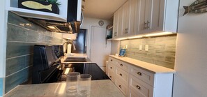 Dishwasher, high chair, cookware/dishes/utensils, dining tables - 506 Pelican View family size sleeps 8 Beachfront (Galveston)