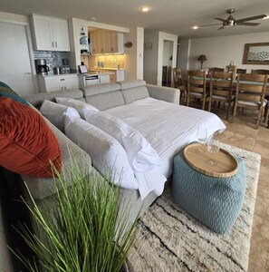 Interior - 506 Pelican View family size sleeps 8 Beachfront (Galveston)