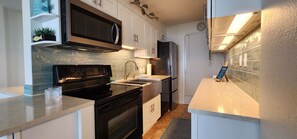 食器洗い機、ハイチェア、調理器具と食器、ダイニングテーブル