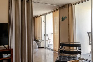 Smart TV, books - 407 Beachfront Heated Pool Gulf View 2 bed 1 bath (Galveston)