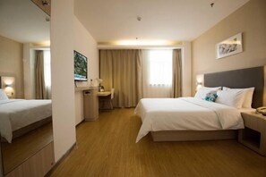 A hotel room with two beds, a desk, a chair, a lamp, and a picture on the wall. - HanTing Hotel (Xi'an North Railway Station Fengcheng Ninth Road Metro Station) (Xi'an)