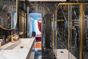 Douche, sèche-cheveux, bidet, serviettes fournies