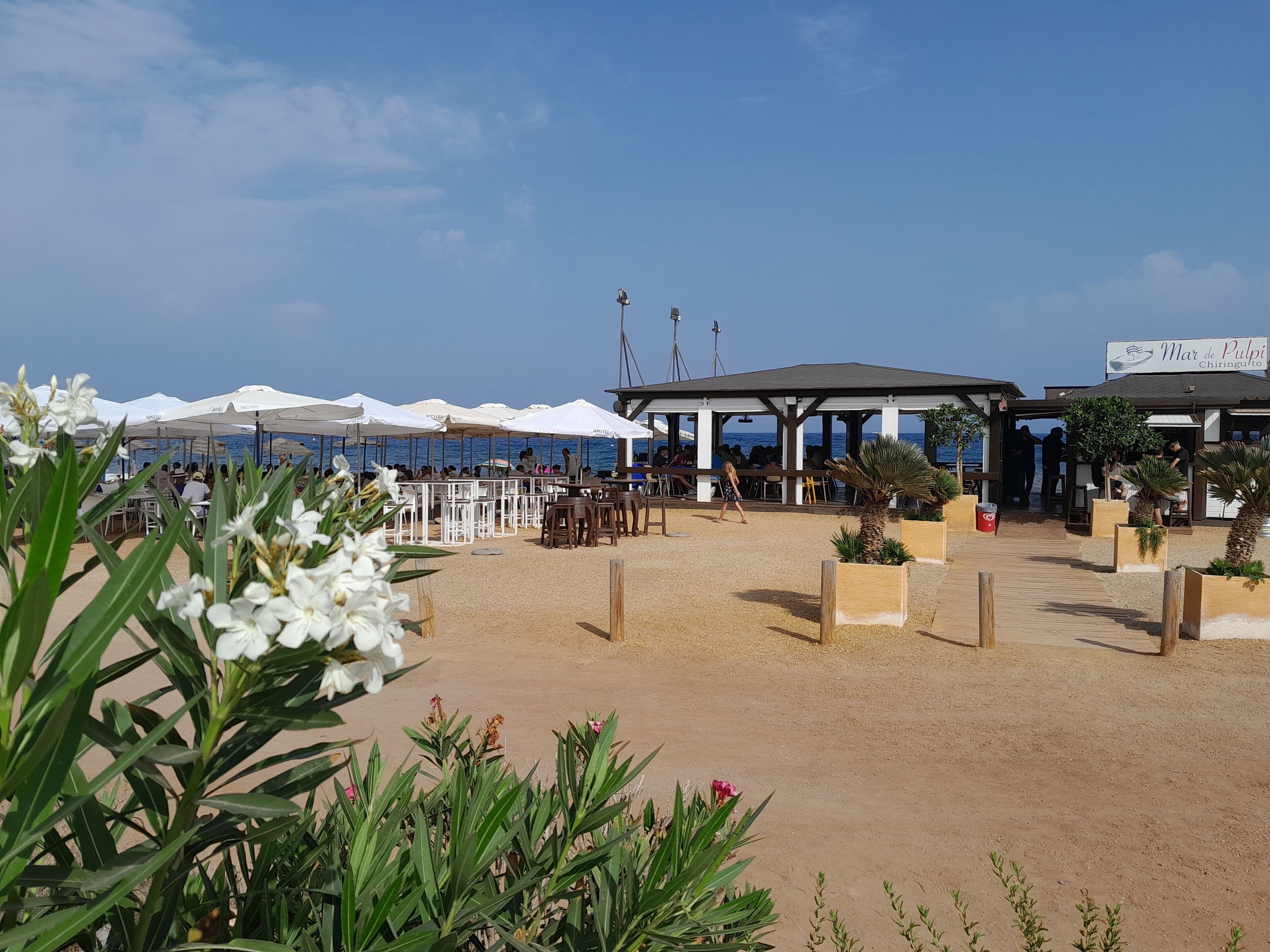 Vlak bij het strand, ligstoelen aan het strand