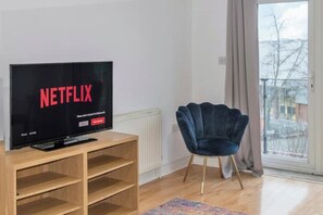 Living area - Top Floor 2 Bedroom Flat near London Tube (London)