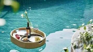 Hồ bơi ngoài trời