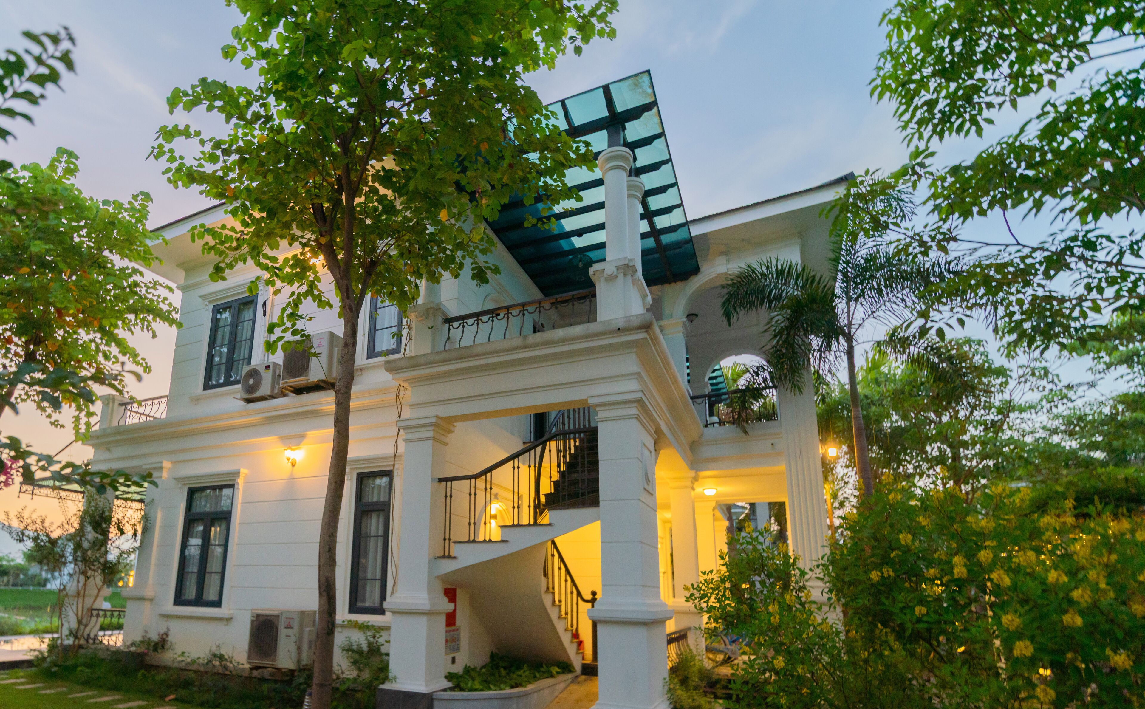 Premium bedding, individually decorated, individually furnished, desk