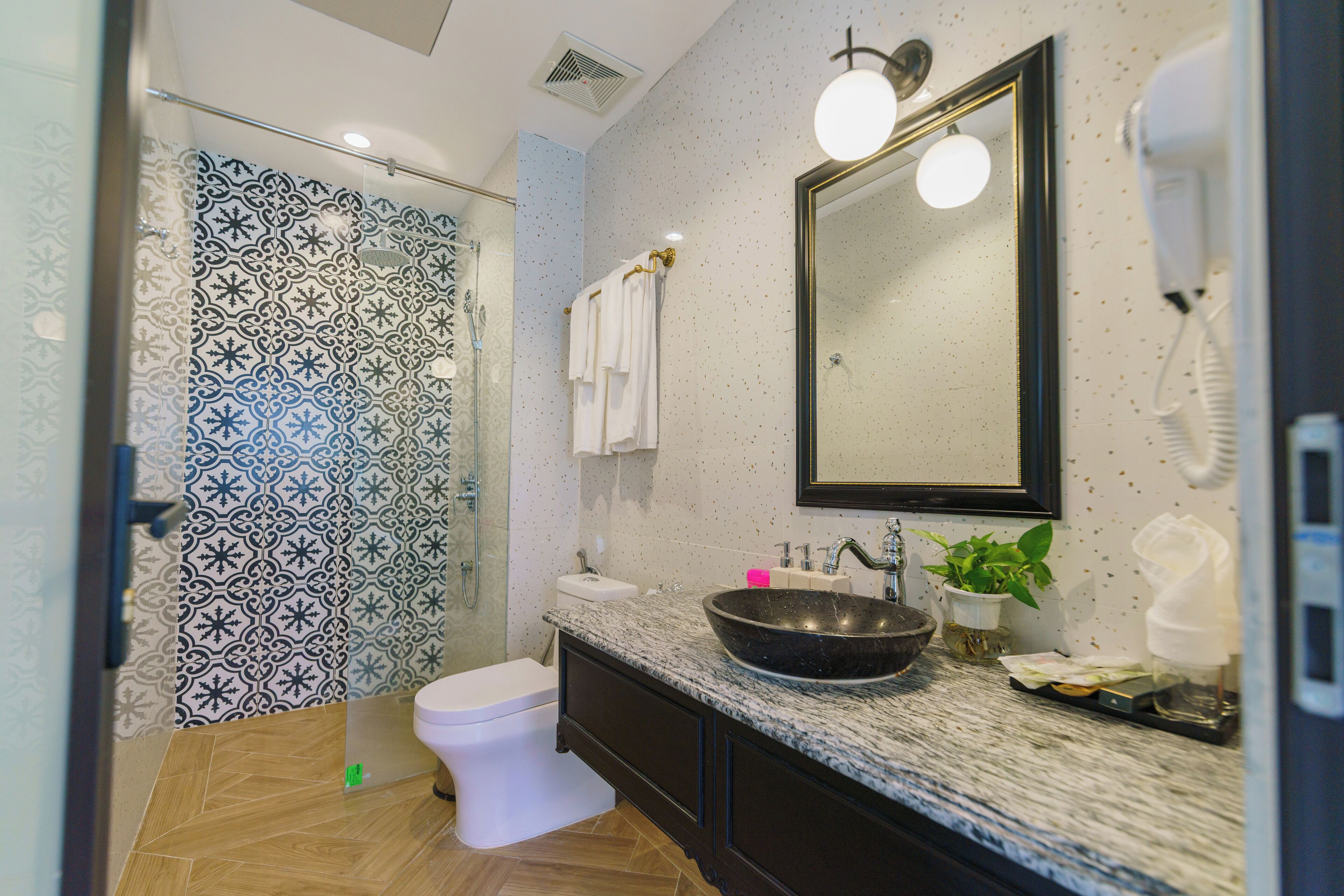 Une salle de bain moderne avec une baignoire sur pieds, un grand miroir et un lavabo avec un receveur en forme de bol.