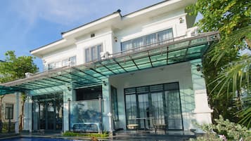Hồ bơi ngoài trời