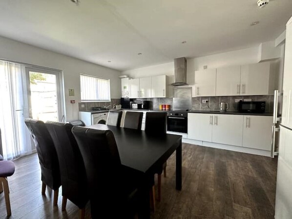 Private kitchen - 3 Bedroom Spacious Holiday Home on Central Line (Ilford)