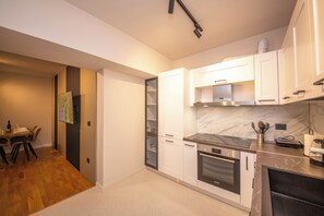 Apartamento, 2 habitaciones, balcón | Cocina privada | Tostadora y papel de cocina