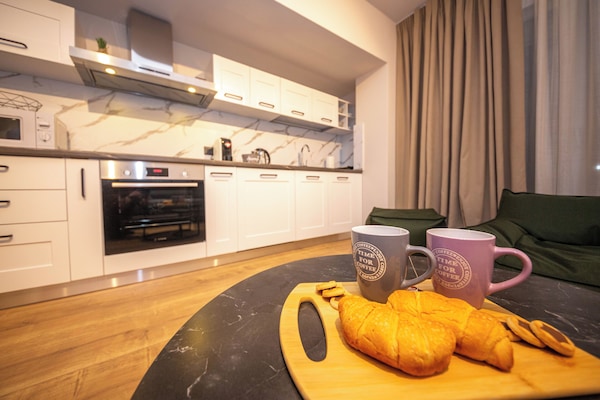 Apartment, 1 Bedroom, Balcony | Private kitchen | Toaster, paper towels