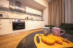 Apartamento, 1 quarto, sacada | Cozinha privada | Torradeira, toalhas de papel, mesas de jantar