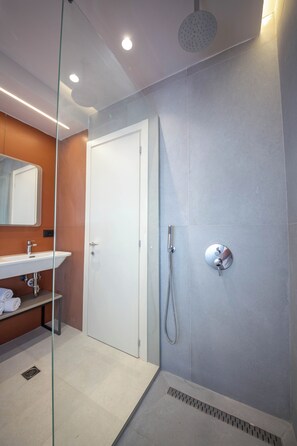 Apartemen, 2 kamar tidur, balkon | Shower kamar mandi