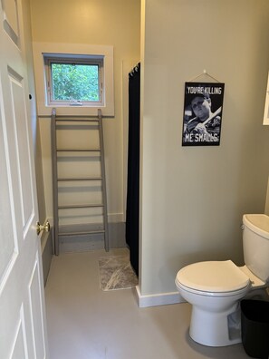 Suihku, hiustenkuivaaja, pyyhkeet