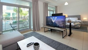 Luxury-Studio, Poolblick | Wohnbereich