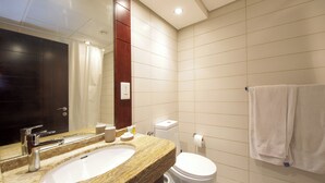 Luxury-Studio, Poolblick | Badezimmer | Kostenlose Toilettenartikel, Haartrockner, Handtücher, Seife